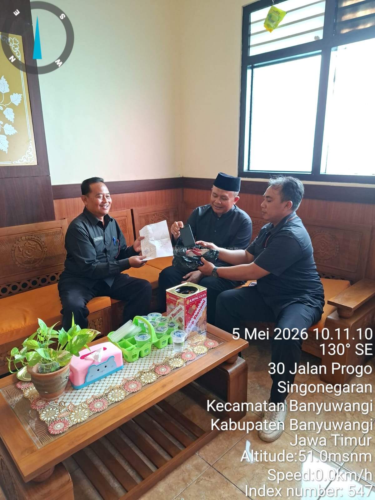 The Power of DM! Respon Kilat Polresta Banyuwangi Selamatkan Remaja yang Terlantar di Pos Kamling